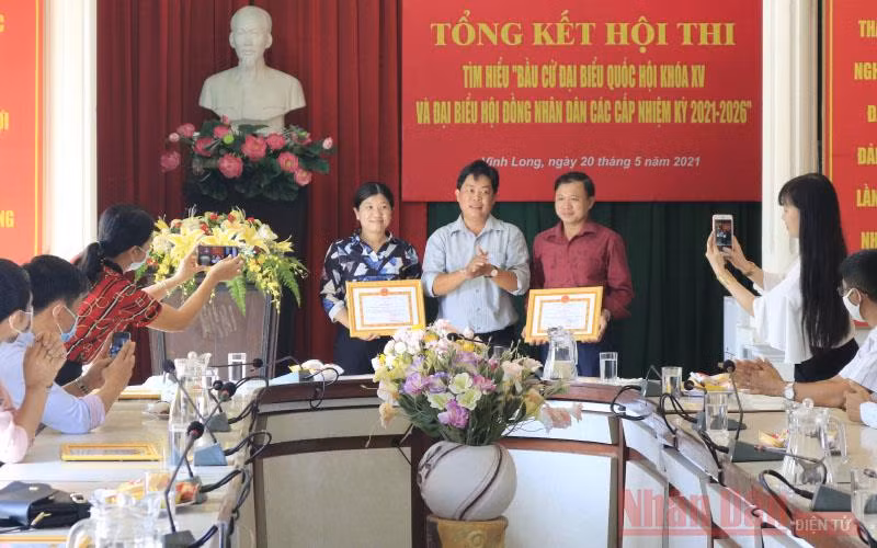 Ban tổ chức trao giấy khen cho các thí sinh đạt giải.