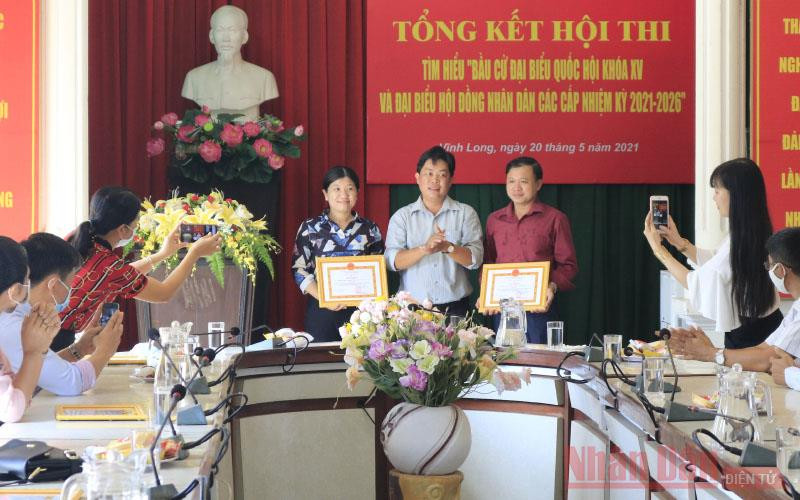 Ban tổ chức trao giấy khen cho các thí sinh đạt giải.