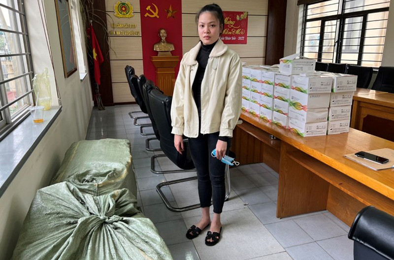 Vũ Thị Thu Huyền cùng tang vật.