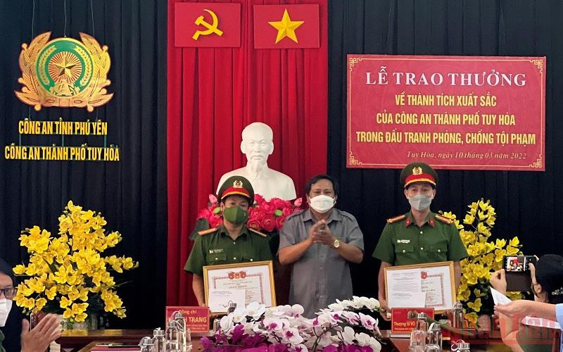 Ông Huỳnh Trang, Cục trưởng Cục Quản lý thị trường tỉnh Phú Yên , Phó Trưởng Ban Thường trực Ban Chỉ đạo 389 tỉnh, trao giấy khen cho các tập thể thuộc Công an thành phố Tuy Hòa. (Ảnh: KHANG ANH)