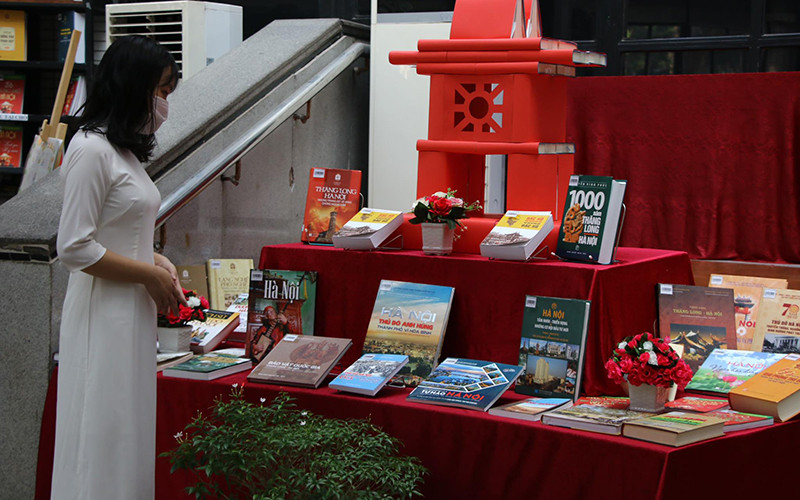 Độc giả đến với trưng bày sách báo về Hà Nội.