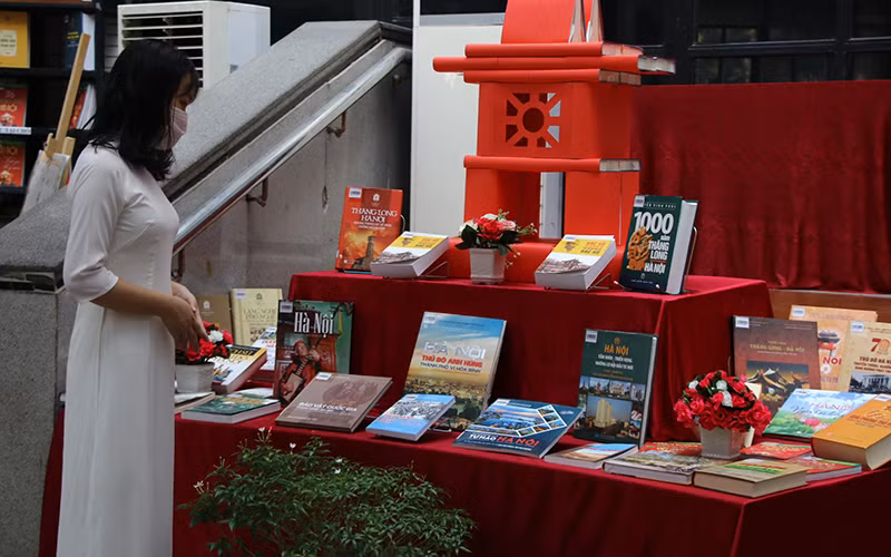 Độc giả đến với trưng bày sách báo về Hà Nội.