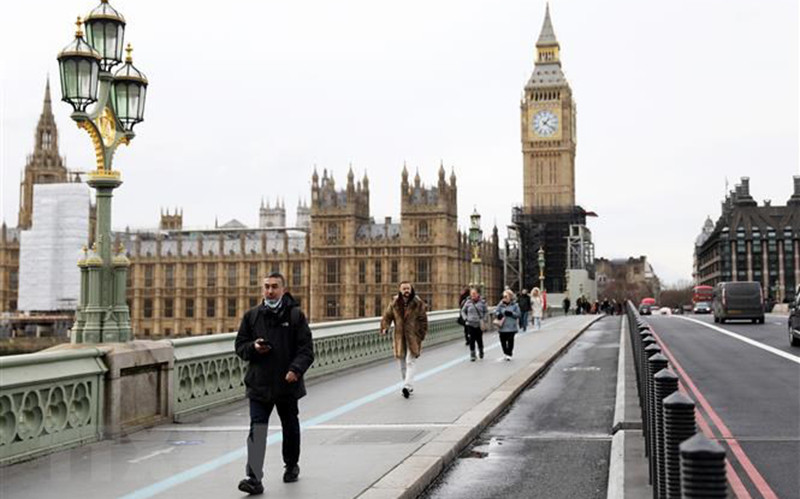 Người dân tại thủ đô London, Anh. (Ảnh: THX/TTXVN)