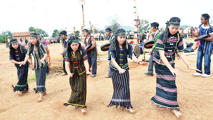 Diễn tấu cồng chiêng và múa xoang trong lễ hội.