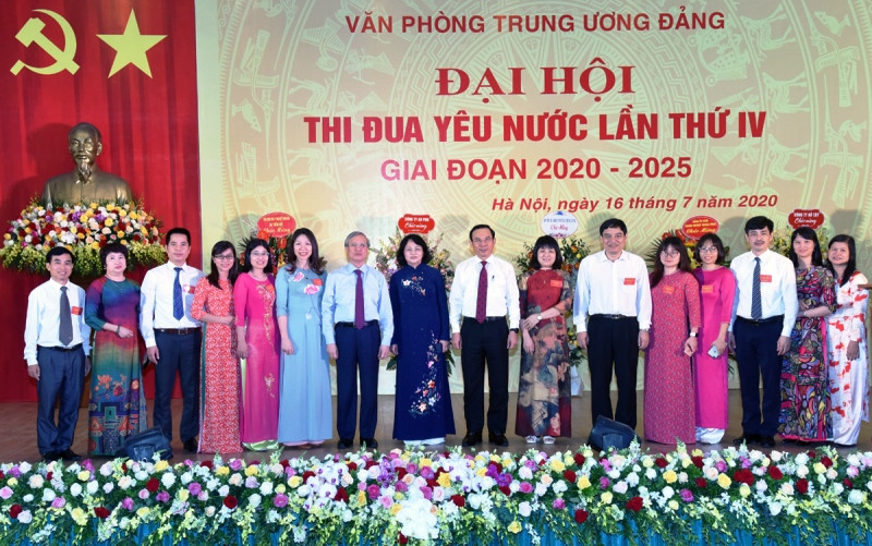 Đồng chí Trần Quốc Vượng, Ủy viên Bộ Chính trị, Thường trực Ban Bí thư; Nguyễn Văn Nên, Bí thư T.Ư Đảng, Chánh Văn phòng T.Ư Đảng; Đặng Thị Ngọc Thịnh, Ủy viên T.Ư Đảng, Phó Chủ tịch nước với các đại biểu dự Đại hội.