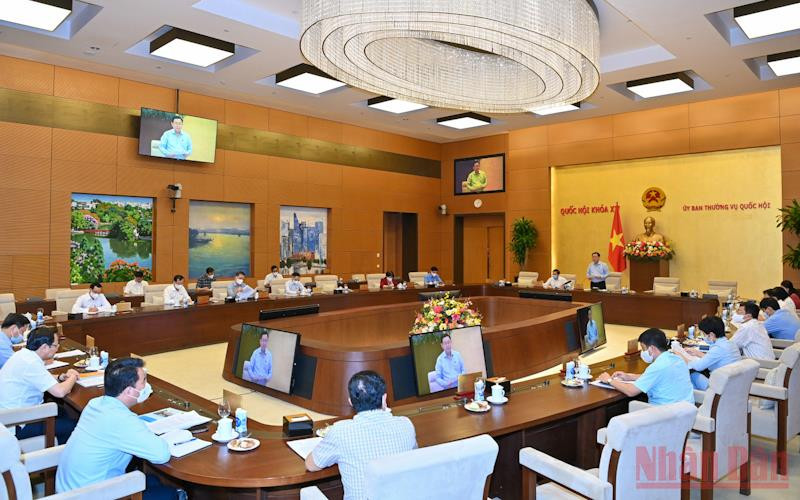 Phiên họp bất thường của Ủy ban Thường vụ Quốc hội xem xét ban hành chính sách hỗ trợ người lao động bị ảnh hưởng bởi dịch Covid-19. (Ảnh Duy Linh)