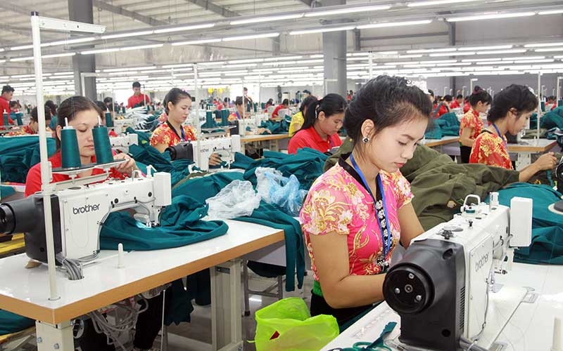 Lao động nữ người dân tộc thiểu số tham gia làm việc tại Cụm công nghiệp tỉnh Sơn La. Ảnh: QUỐC TUẤN 