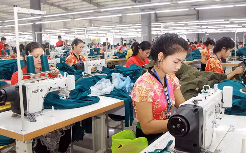 Lao động nữ người dân tộc thiểu số tham gia làm việc tại Cụm công nghiệp tỉnh Sơn La. Ảnh: QUỐC TUẤN 