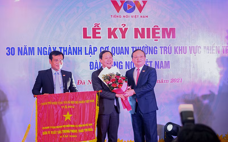 Trao cờ Thi đua của Chính phủ cho tập thể cán bộ, phóng viên, nhân viên VOV miền trung.