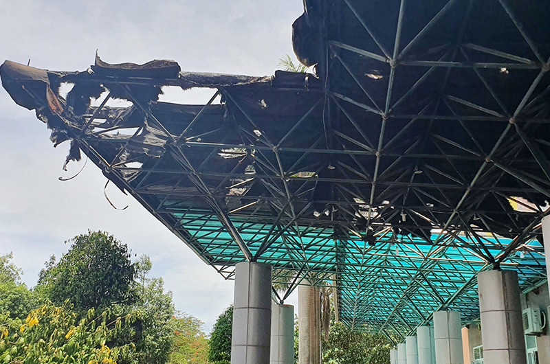 Tấm lợp trên khung sắt sảnh Tòa nhà hành chính Bệnh viện Nhi Thanh Hóa bị cháy.