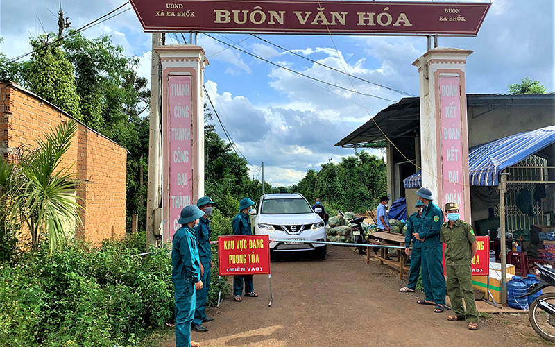 Các ngành chức năng của huyện Cư Kuin đang nỗ lực kiểm soát, khống chế dịch Covid-19 trên địa bàn.