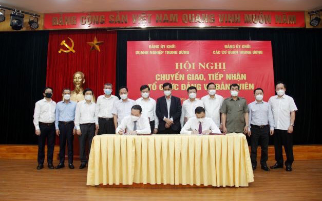 Lễ ký biên bản bàn giao hồ sơ đảng viên.