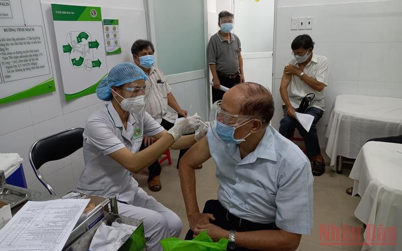 Tiêm vaccine phòng Covid-19 cho người dân TP Thủ Đức.