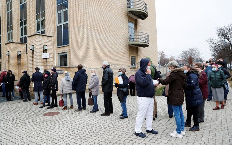 Người dân Hungary xếp hàng chờ tiêm vaccine ngừa Covid-19 ở thủ đô Budapest, ngày 22/11/2021. (Ảnh: Reuters)
