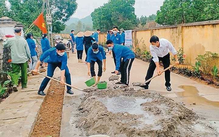 Tuổi trẻ Thủ đô tham gia tu sửa đường giao thông nông thôn trong Tháng Thanh niên 2022.