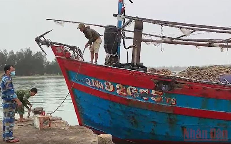 Tàu cá QNa-92675 TS đã được đưa vào bờ.