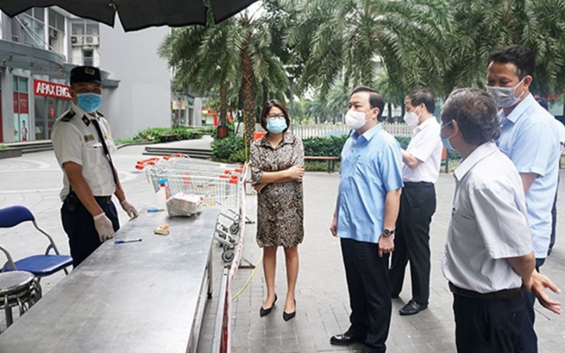 Phó Chủ tịch UBND thành phố Hà Nội Chử Xuân Dũng kiểm tra công tác phòng, chống dịch tại tòa nhà Park 11 khu đô thị Vinhomes Times City.