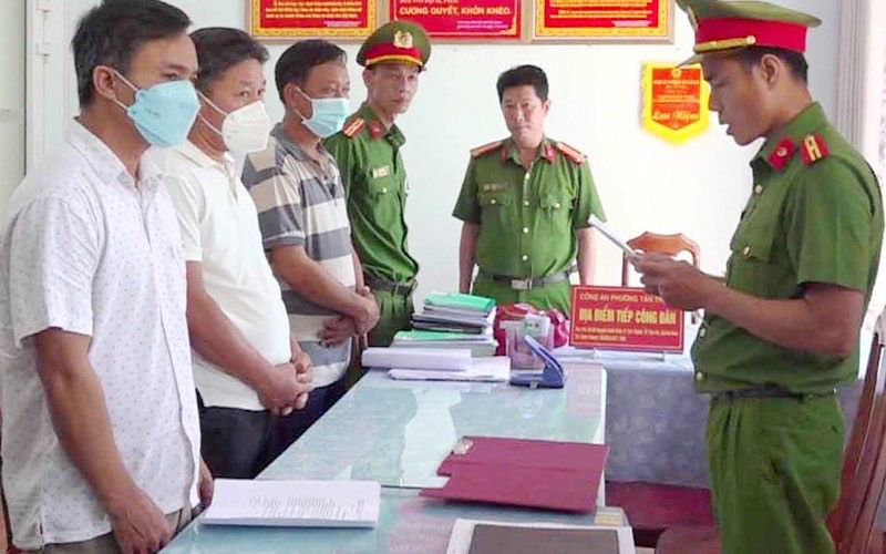 Công an tỉnh Quảng Nam công bố các quyết định đối với 3 bị can.