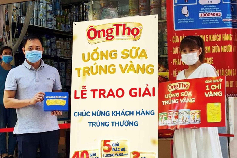 Khách hàng nhận giải thưởng 1 chỉ vàng từ chương trình “Uống sữa Ông Thọ, trúng vàng”. 