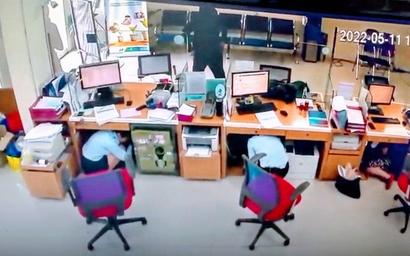 Hình ảnh tên cướp uy hiếp nhân viên ngân hàng định cướp tiền. (Ảnh cắt từ camera)