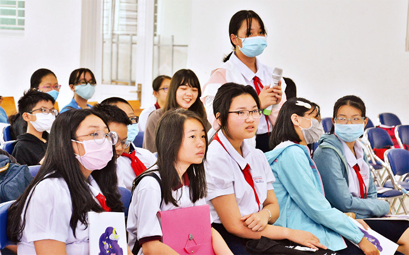 Các bạn nhỏ đặt câu hỏi với các nhà văn trong buổi trò chuyện “Bút kể ta nghe”.