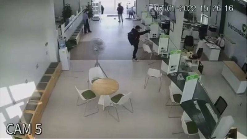 Hình ảnh tên cướp trong phòng giao dịch ngân hàng được camera ghi lại.