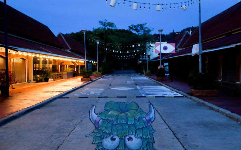 Một đường phố Phuket vắng bóng du khách do đại dịch Covid-19. (Ảnh: Bưu điện Bangkok)