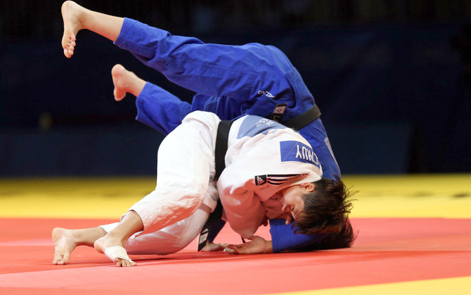 Vận động viên Nguyễn Thị Thanh Thủy (áo trắng), một trong những hy vọng giành suất dự Thế vận hội của Giu-đô Việt Nam. Ảnh: QUANG LIÊM