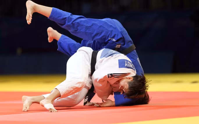 Vận động viên Nguyễn Thị Thanh Thủy (áo trắng), một trong những hy vọng giành suất dự Thế vận hội của Giu-đô Việt Nam. Ảnh: QUANG LIÊM