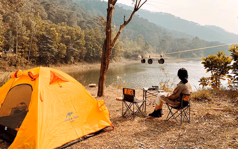 Khách du lịch cắm trại bên hồ Ðồng Ðò, Sóc Sơn (Hà Nội). Ảnh: THU HƯƠNG