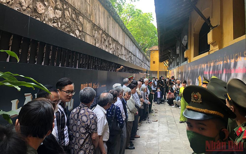 Các cựu tù chính trị cùng thế hệ trẻ trong lực lượng vũ trang tham quan triển lãm.