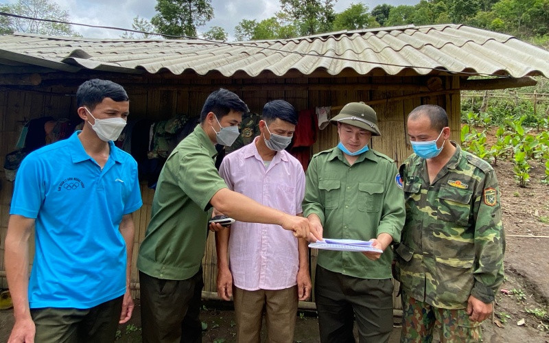 Cán bộ Ban Quản lý rừng phòng hộ Pá Khoang tuyên truyền lợi ích bảo vệ rừng đến người dân xã Mường Phăng, thành phố Điện Biên Phủ.