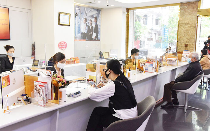 Khách hàng giao dịch tại Ngân hàng SHB. Ảnh: TRẦN HẢI