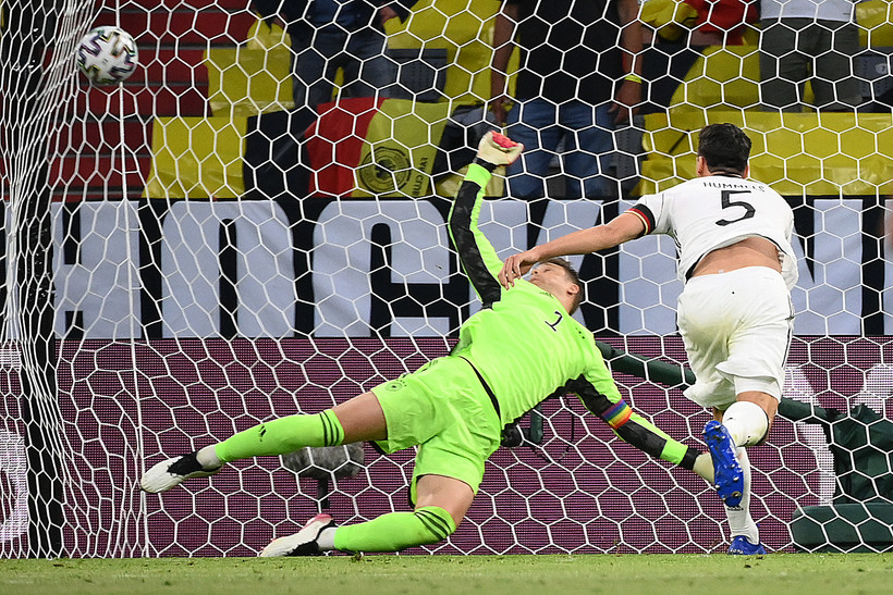 Trung vệ Đức Mats Hummels (phải) trong nỗ lực phá bóng từ đường tạt của cầu thủ Pháp đã vô tình đưa bóng vào lưới nhà.