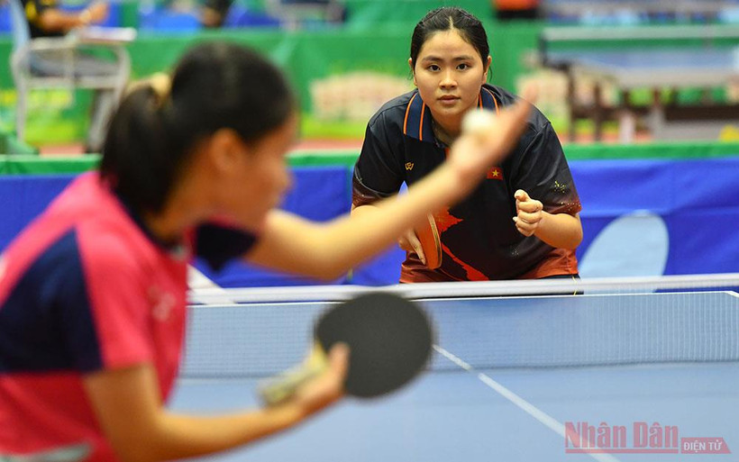 Tay vợt xinh đẹp Chung Thị Mỹ Huyền (Tây Ninh) tập trung quan sát cú giao bóng của đối phương.