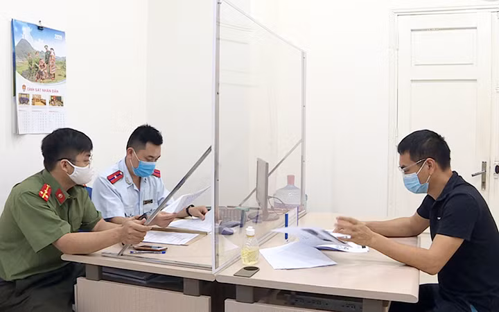 Cơ quan chức năng TP Hà Nội làm việc với ông Trần Văn D, chủ tài khoản Facebook có tên “Hà Nội Phố” về hành vi cung cấp thông tin sai sự thật. Ảnh: NGỌC ANH