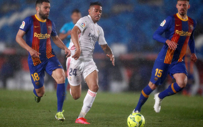 Mặc cho cơn mưa nặng hạt, El Clasico vẫn diễn ra rất hấp dẫn, kịch tính. (Ảnh: Real Madrid CF).