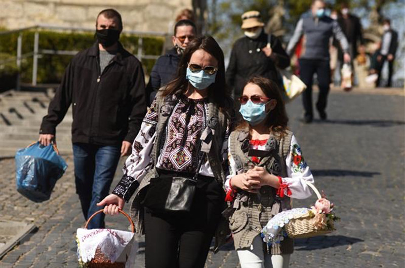 Người dân tại Lviv, Ukraine. (Ảnh: AFP/TTXVN)