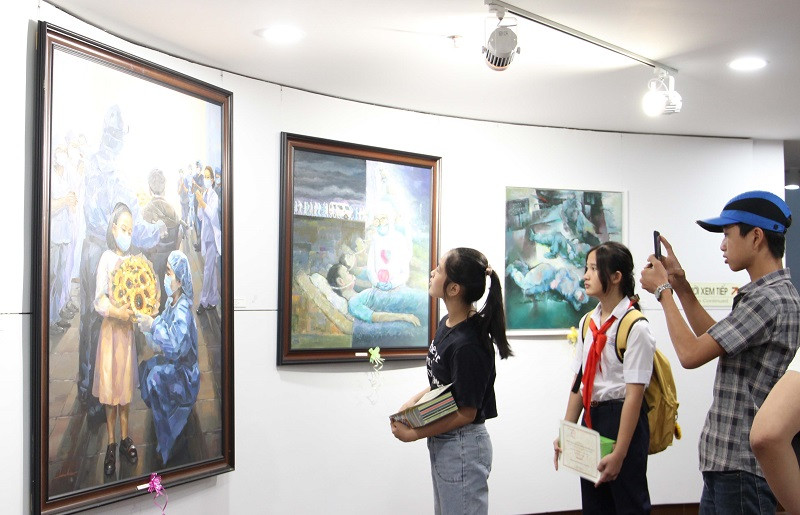 Các đại biểu tham quan triển lãm.