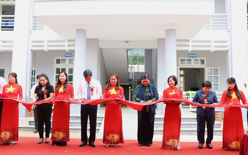 Đồng chí Tòng Thị Phóng cắt băng khánh thành công trình Trạm y tế xã Xuân Nha.