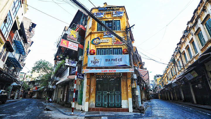 Phố Tạ Hiện (Hà Nội) vắng lặng, cửa đóng then cài. Ảnh: TTXVN