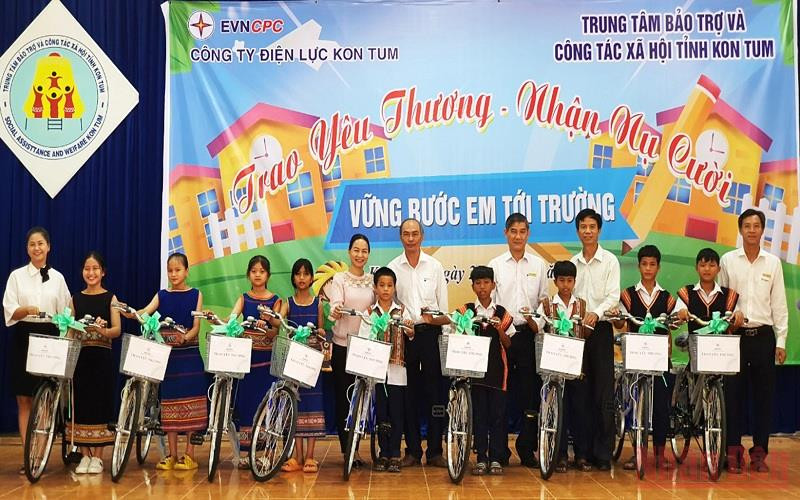 Trao xe đạp cho các cháu mồ côi, khuyết tật.