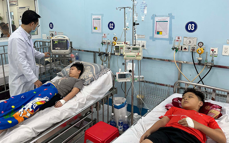 Trẻ bị sốt xuất huyết đang được điều trị tại bệnh viện Nhi Đồng 1, Thành phố Hồ Chí Minh (Ảnh: Mạnh Hảo).