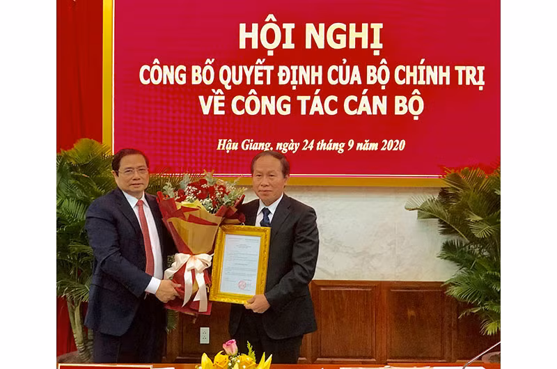 Đồng chí Phạm Minh Chính trao Quyết định cho tân Bí thư Tỉnh ủy Hậu Giang Lê Tiến Châu.