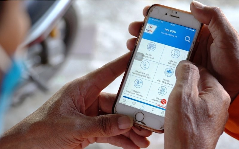 Tra cứu thông tin khách hàng bằng thiết bị thông minh cầm tay.