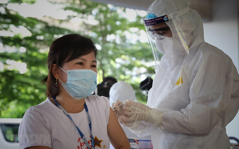 Tiêm vaccine phòng Covid-19 cho công nhân trong các khu công nghiệp ở Bắc Ninh, Bắc Giang. Ảnh: TTXVN