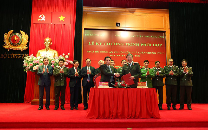 Bộ Công an và Hội đồng Lý luận Trung ương ký kết Chương trình phối hợp giai đoạn 2021-2026 (Ảnh: Lê Tú).