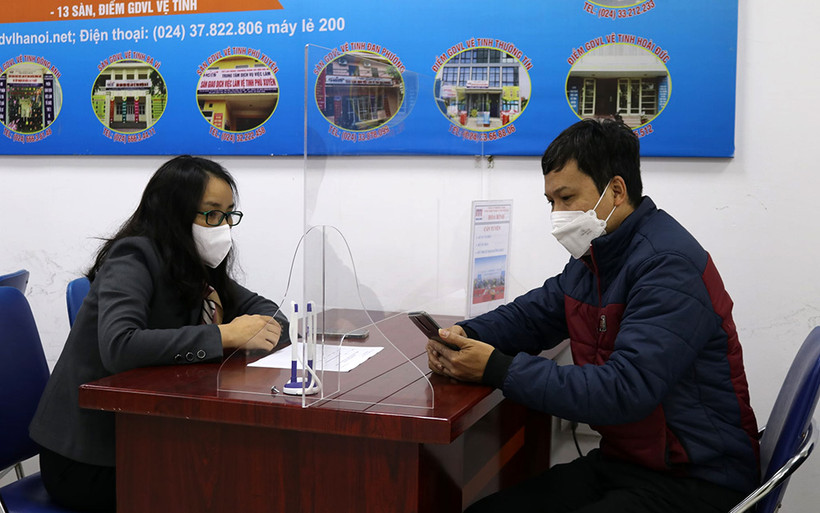 Lao động tìm hiểu thông tin tại phiên giao dịch việc làm của Trung tâm Dịch vụ việc làm Hà Nội (Ảnh: HCES).