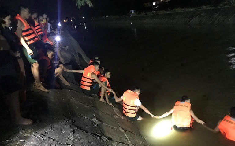 Lực lượng cứu hộ thuộc Trung tâm Huấn luyện Bộ đội biên phòng tìm kiếm nạn nhân.