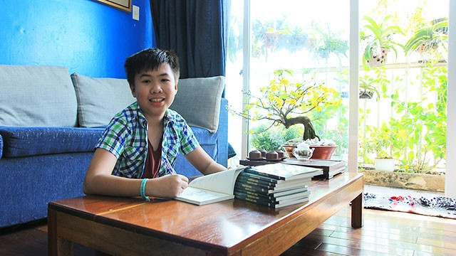 Cao Việt Quỳnh và tác phẩm đầu tay. Ảnh gia đình cung cấp